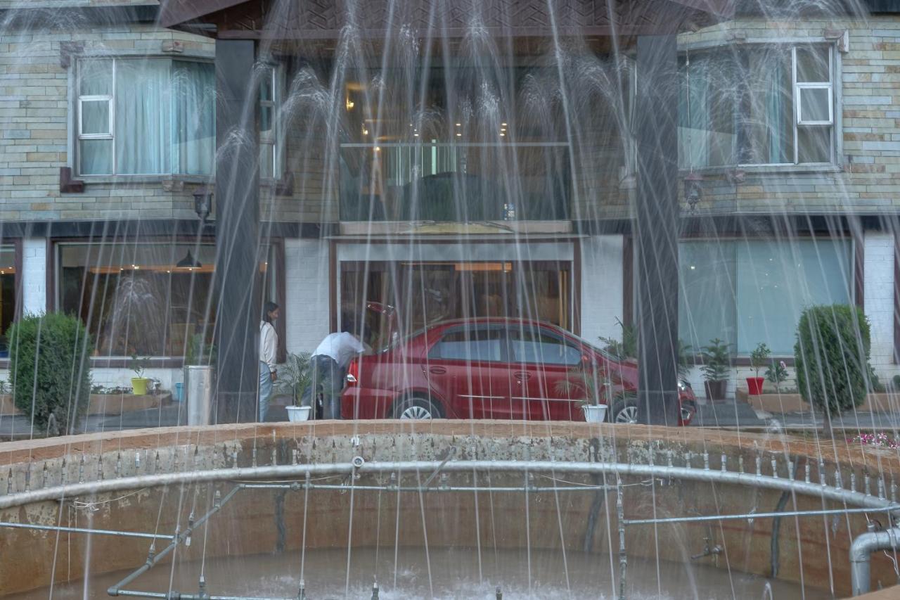 The Chinar Srinagar Hotel Exterior photo